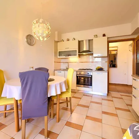 Apartman 8 *