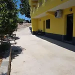 Apartament 8 *