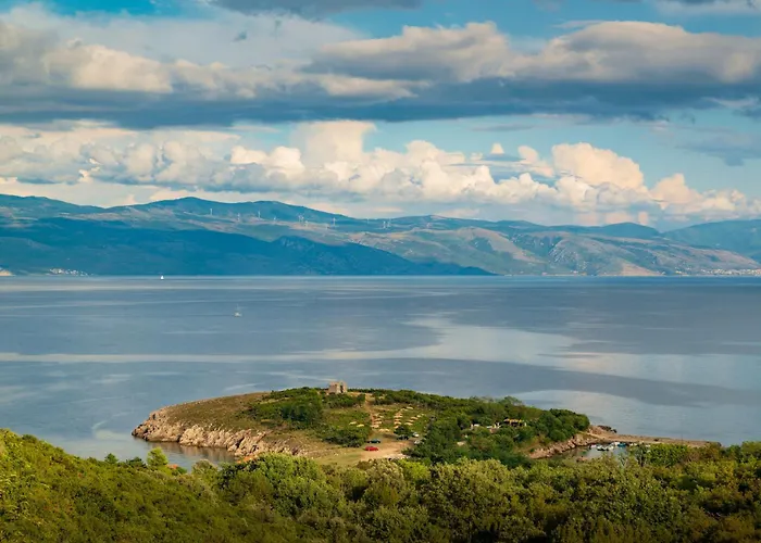 8 Апартаменты *